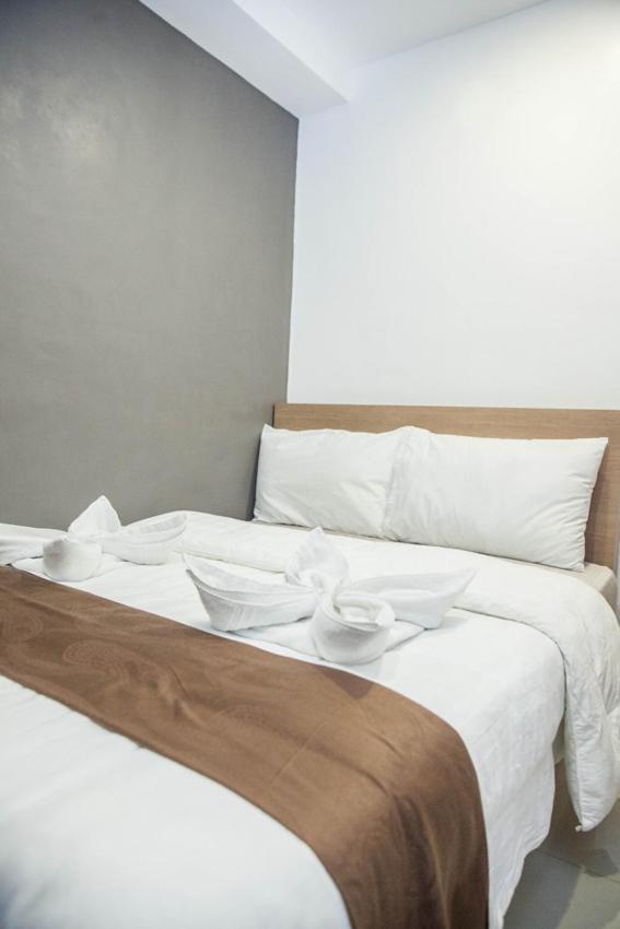 Melbourne Suites Makati City Buitenkant foto
