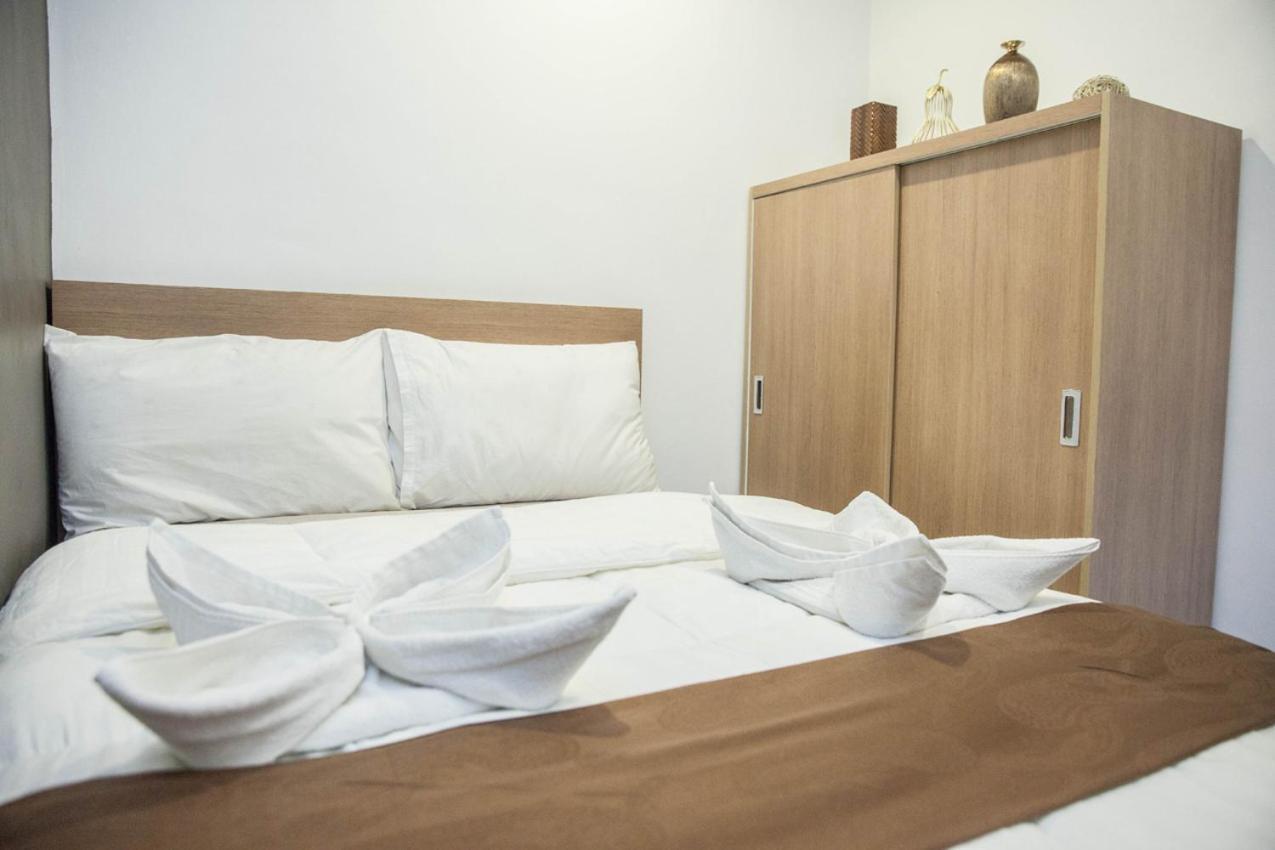 Melbourne Suites Makati City Buitenkant foto