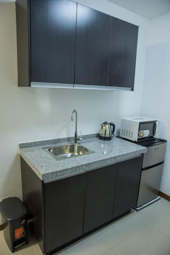 Melbourne Suites Makati City Buitenkant foto