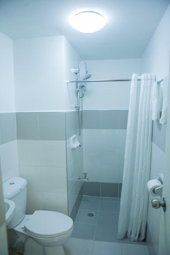 Melbourne Suites Makati City Buitenkant foto