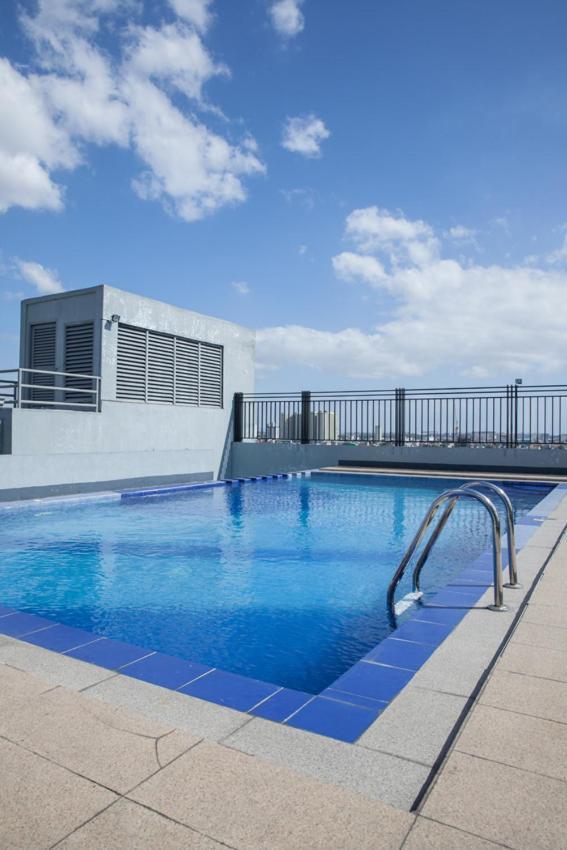 Melbourne Suites Makati City Buitenkant foto