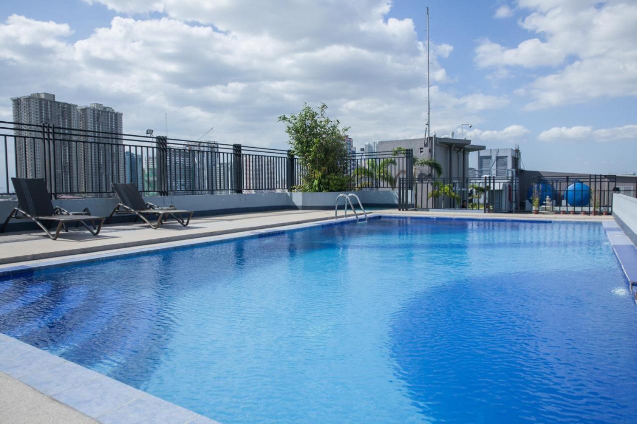 Melbourne Suites Makati City Buitenkant foto