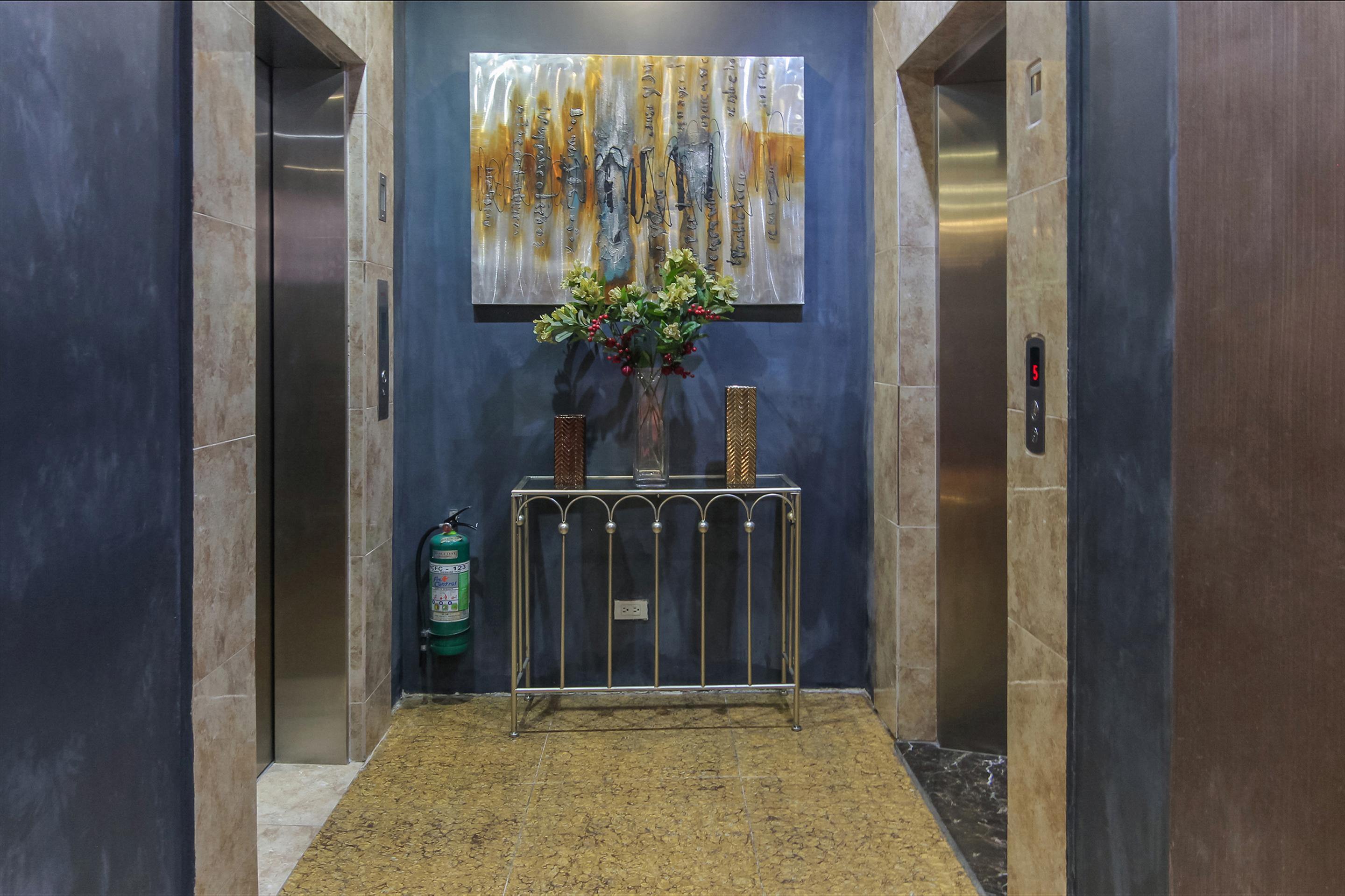 Melbourne Suites Makati City Buitenkant foto